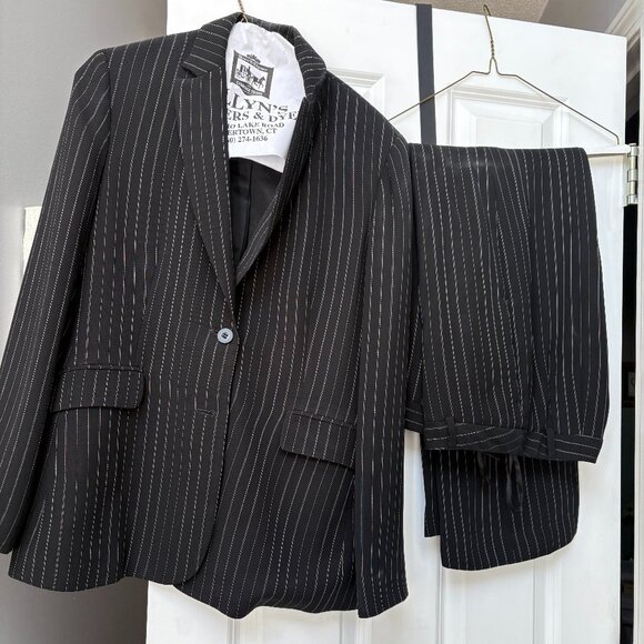 Ladies Business Suit - Picture 1 of 1
